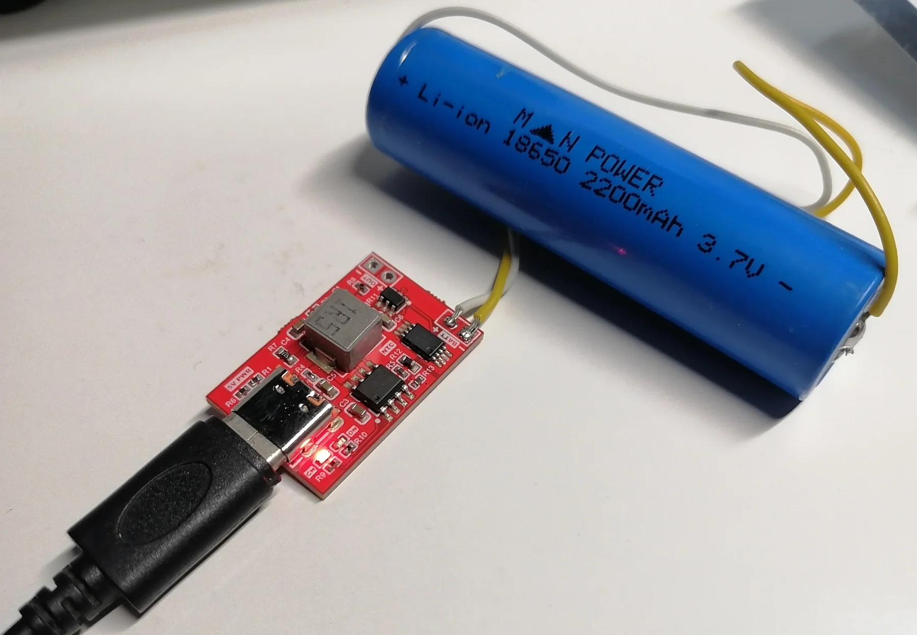 TECKIO Fast Charge 1S conectado a una batería 18650