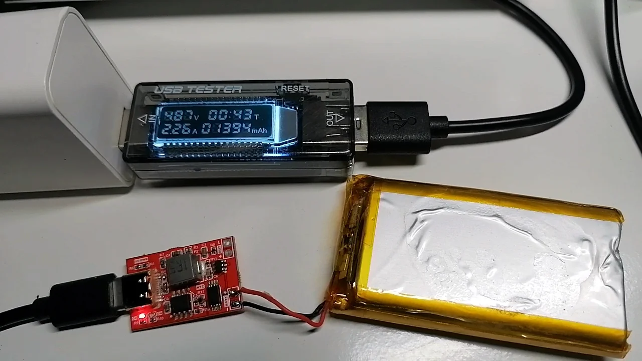 Medidor USB mostrando 4,87 V, 2,26 A, 43 minutos y 1394 mAh